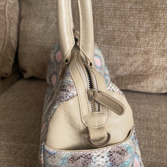 Kelly Wynne Handbag - Picture 2 of 9